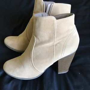 Women’s Sz 9 Tan Suede Shoe Boots